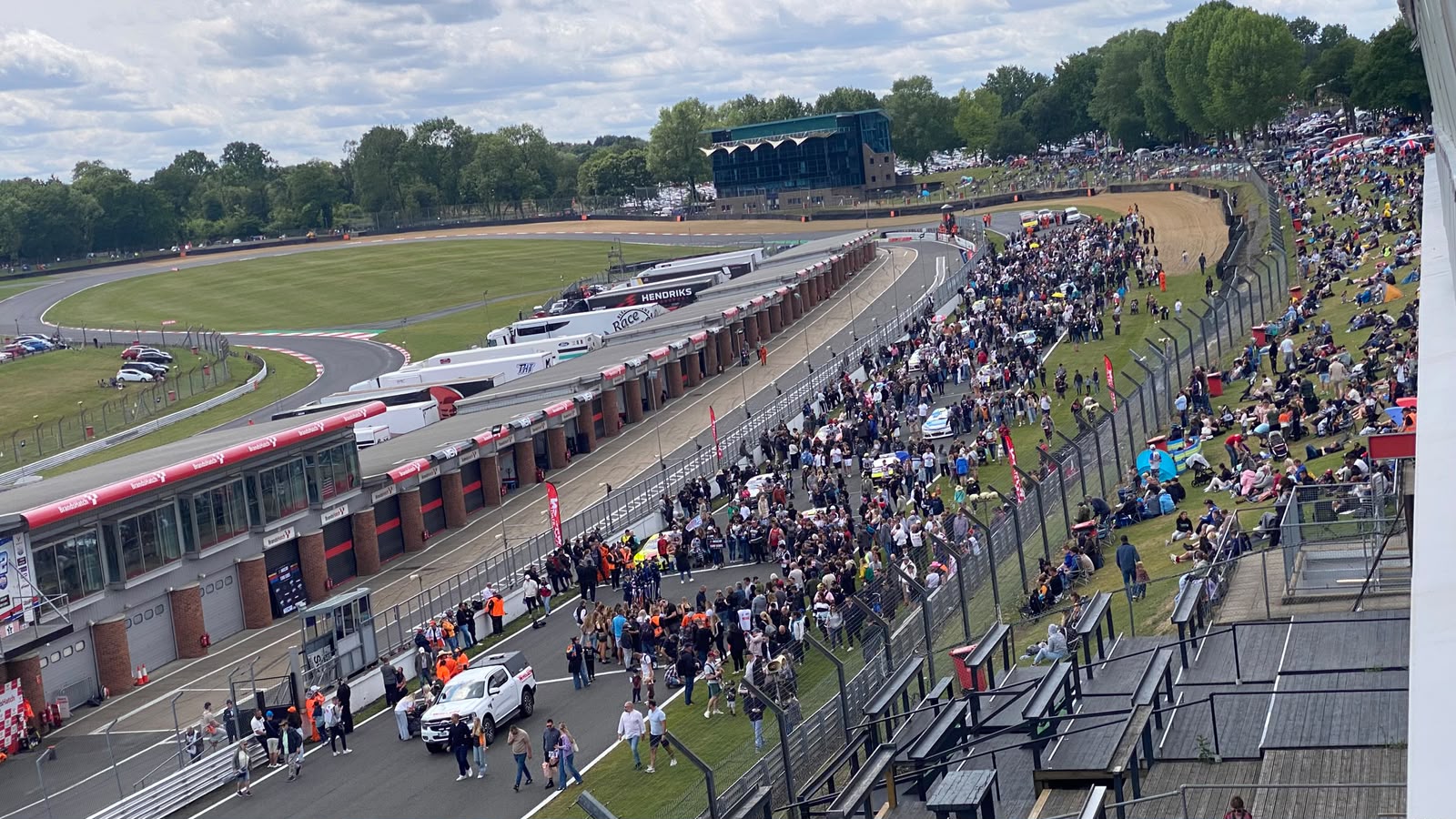 Crowd, Brands Hatch pit straight